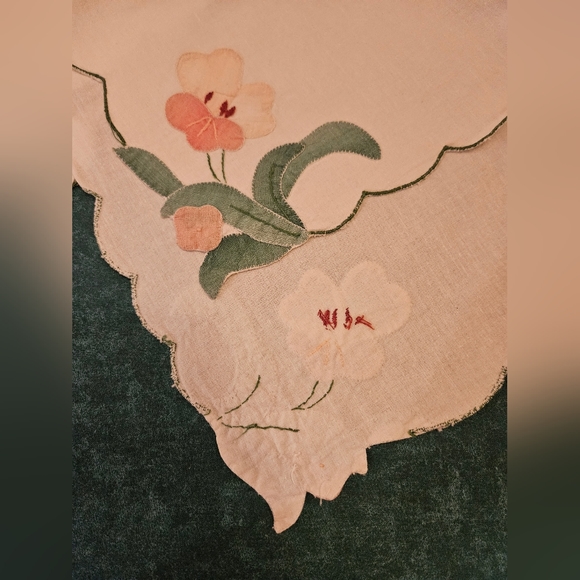 Set of Vintage Hand Embroidered Table Square PLUS 4 Napkins - Picture 6 of 7